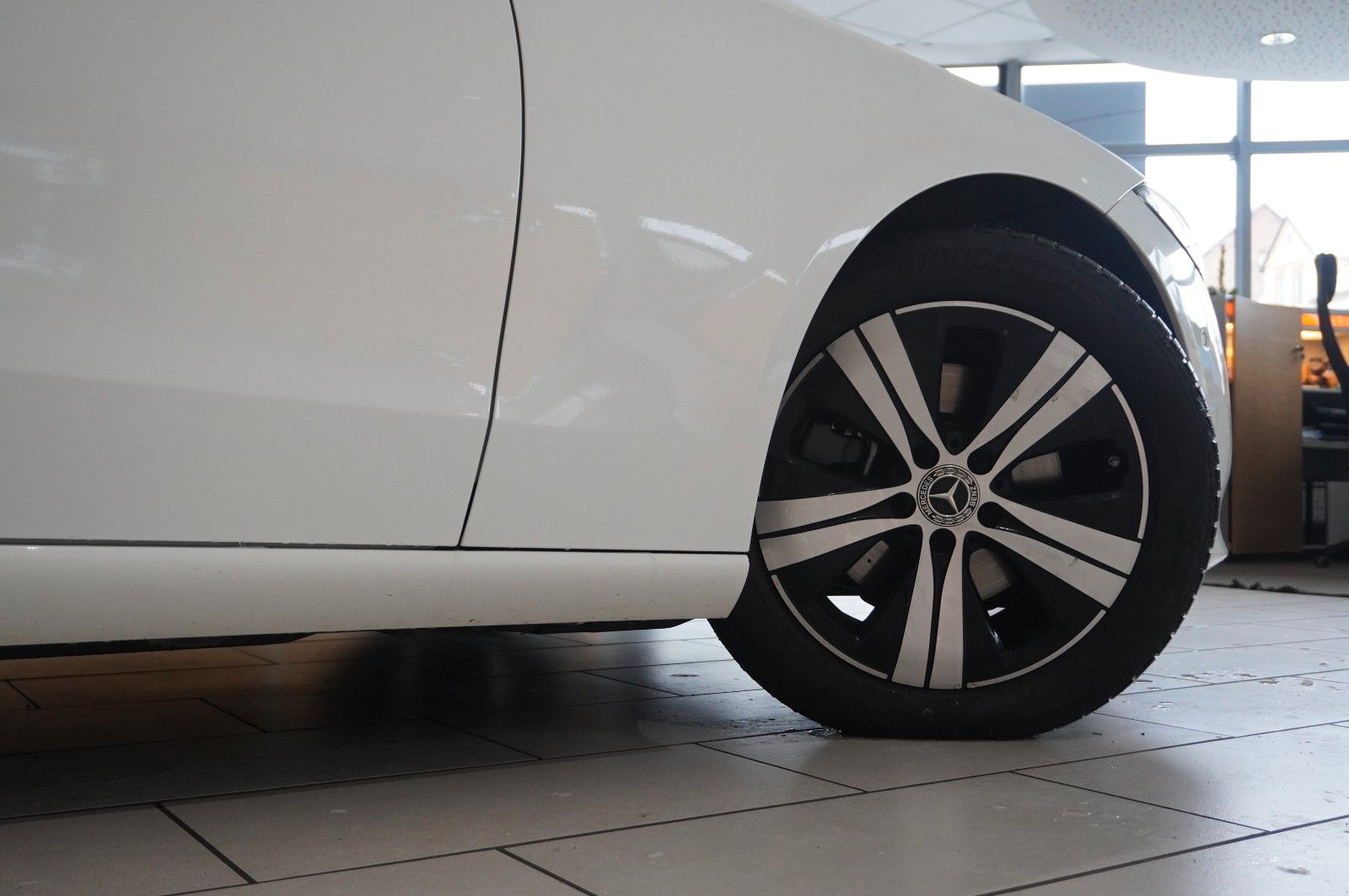 Fahrzeugabbildung Mercedes-Benz C 200 LIM. AVANTGARDE 9G NAVI/LED/KAMERA/PANO.