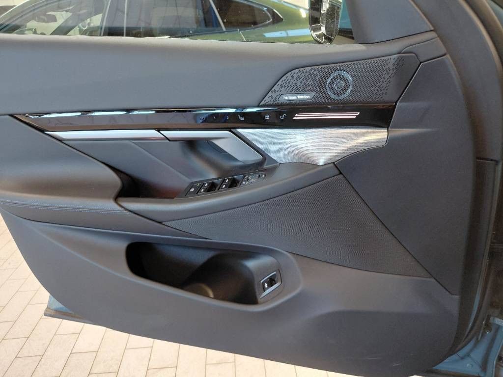 Fahrzeugabbildung BMW 520d xDrive Tour M Sport Pro Iconic Glow Stndhzg