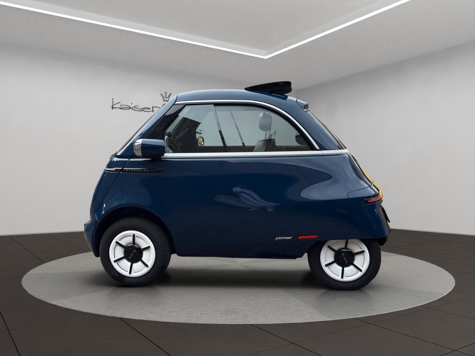 Microlino Pioneer Edition *1. Hand*1of 999* imagem 2