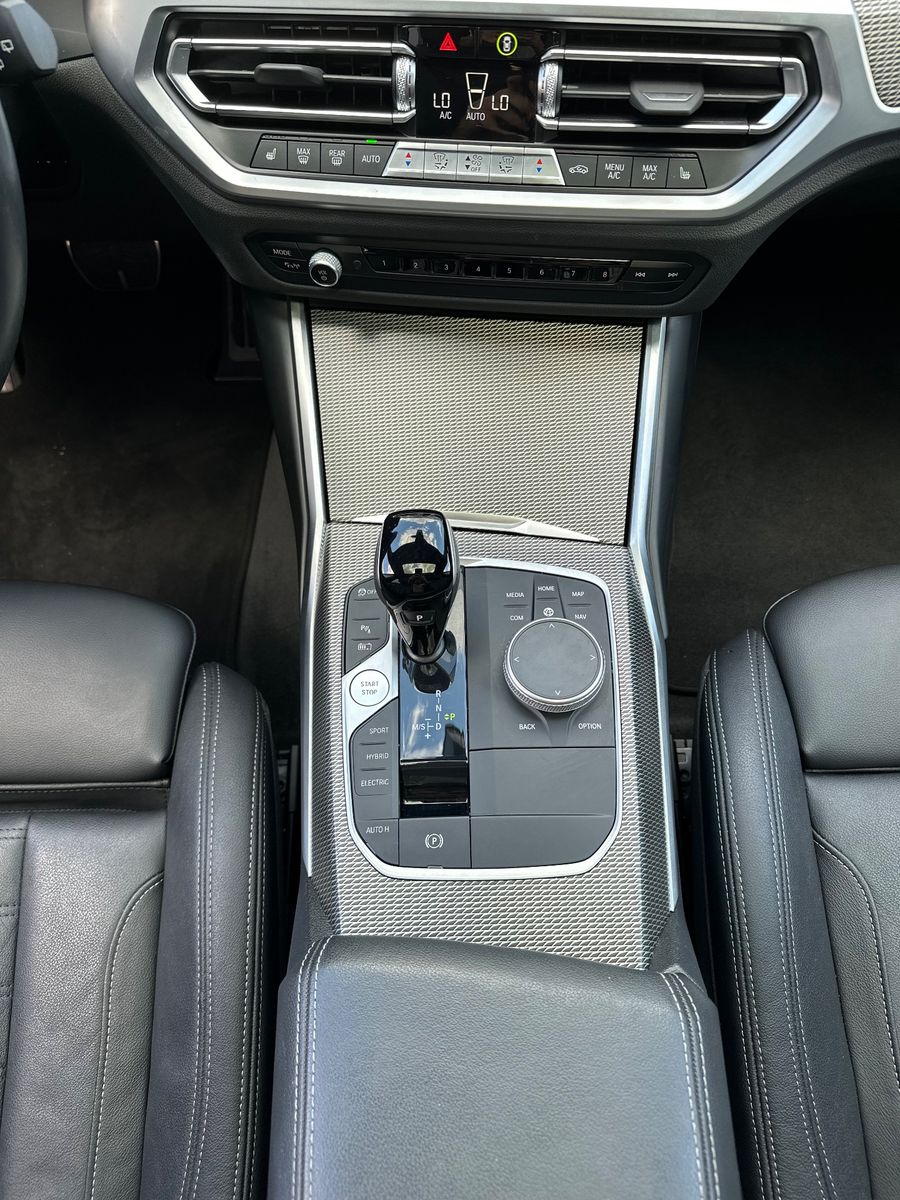 Fahrzeugabbildung BMW 330 e Touring M-Sport NAV+LED+PANO+AHK+HEAD-UP