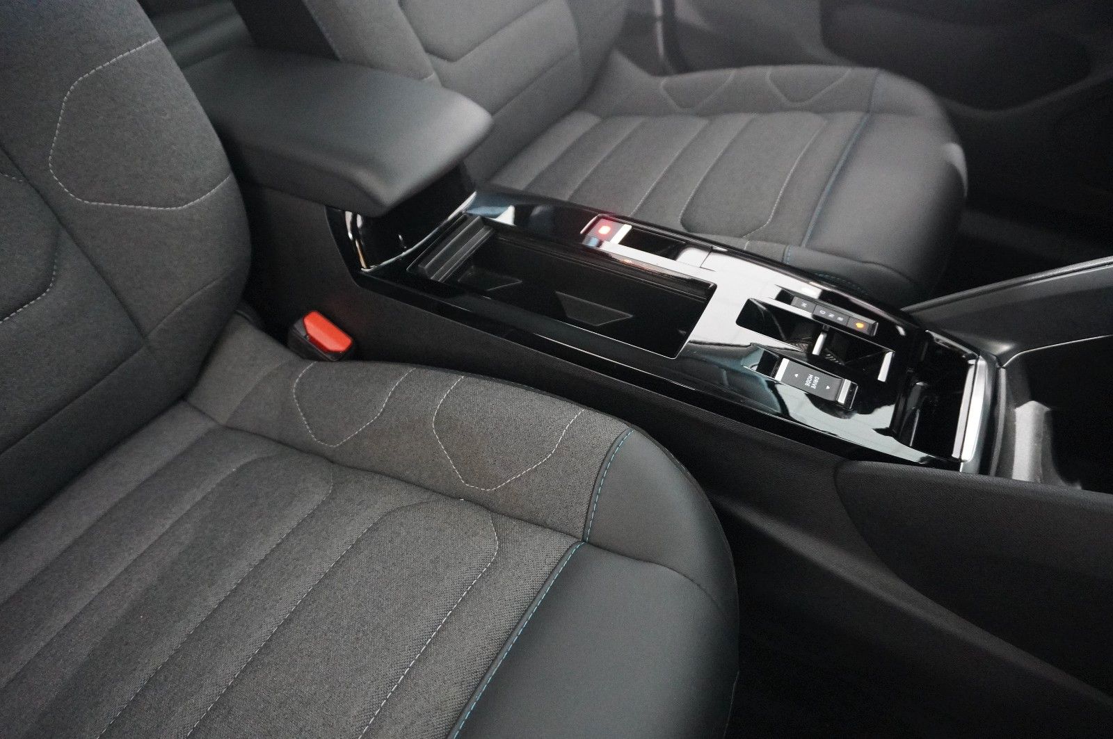 Fahrzeugabbildung Citroën C4 Lim. 1.2T PLUS NAVI/LED/KAMERA/SPORT /VIRTU.