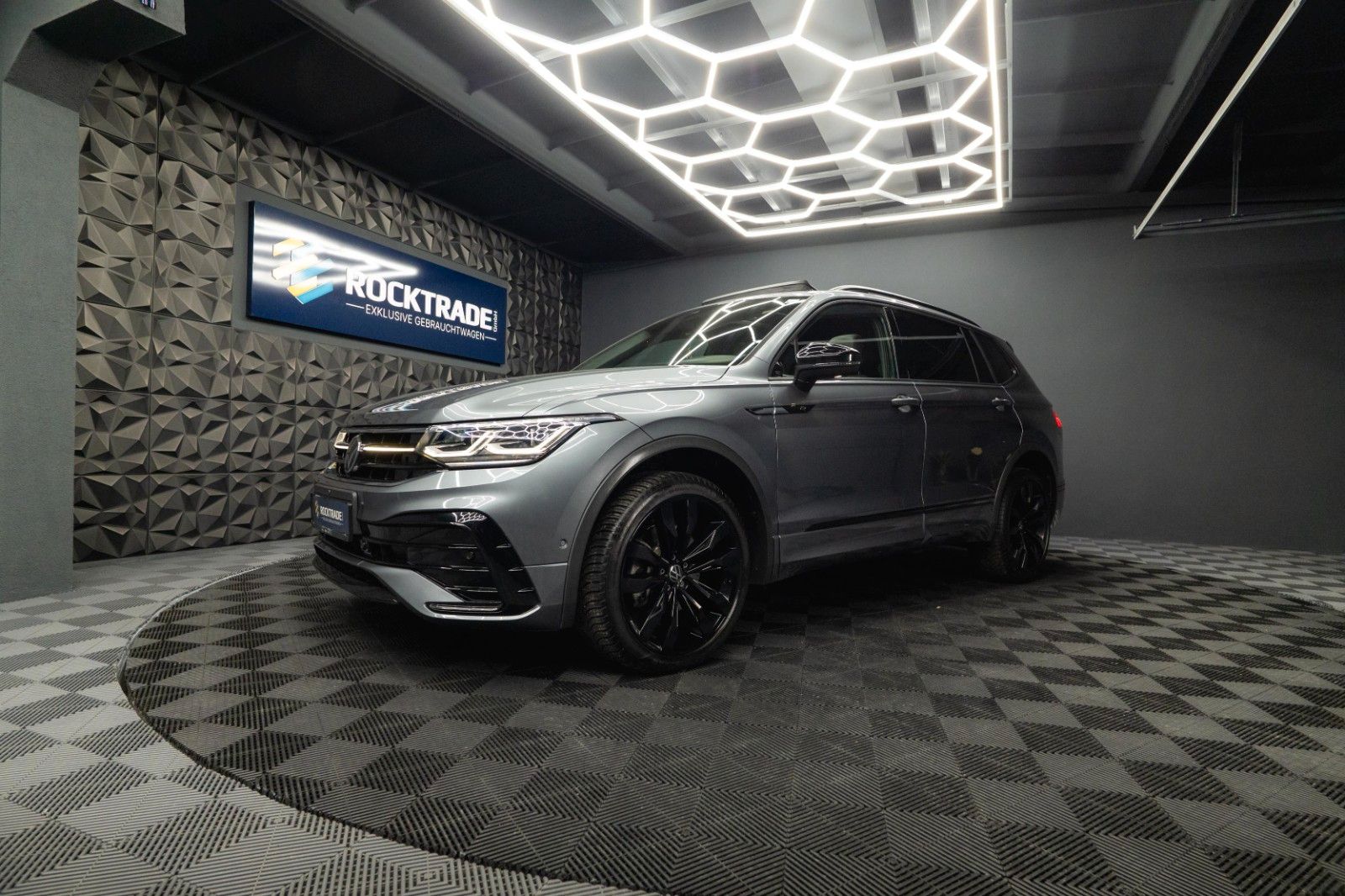 Fahrzeugabbildung Volkswagen Tiguan Allspace R-Line 4Motion HUD | PANO | ACC