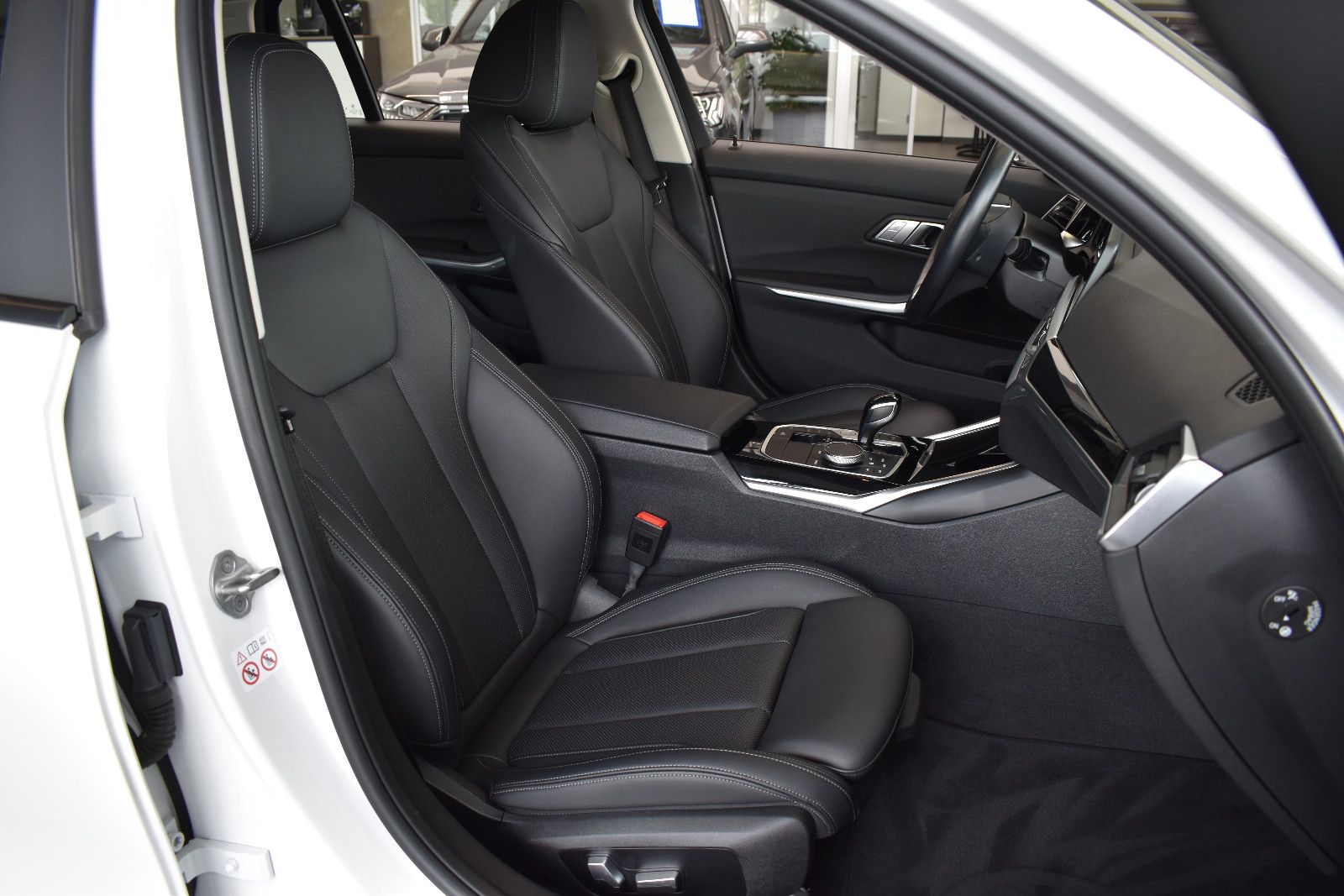 BMW 320d Touring Advantage Aut. LED~RFKam~ACC~LiveCo foto 9