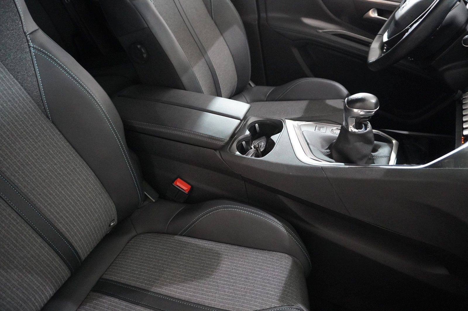 Fahrzeugabbildung Peugeot 3008 1.2T ALLURE PACK NAVI/LED/KAMERA/SH/SPORT