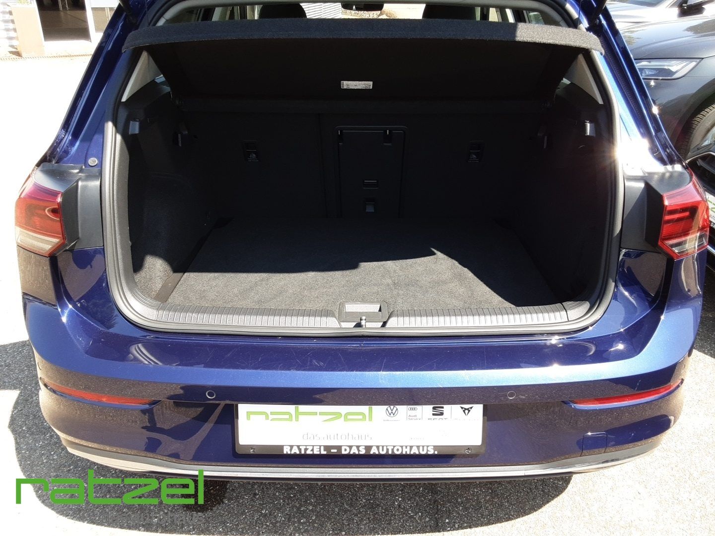 Fahrzeugabbildung Volkswagen Golf VIII Style 1.5 eTSI DSG  Memory Sitze Massa