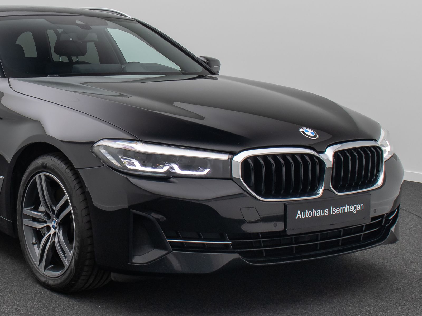 Fahrzeugabbildung BMW 530d xD Alarm HUD DAB Kamera DisplayKey Panorama