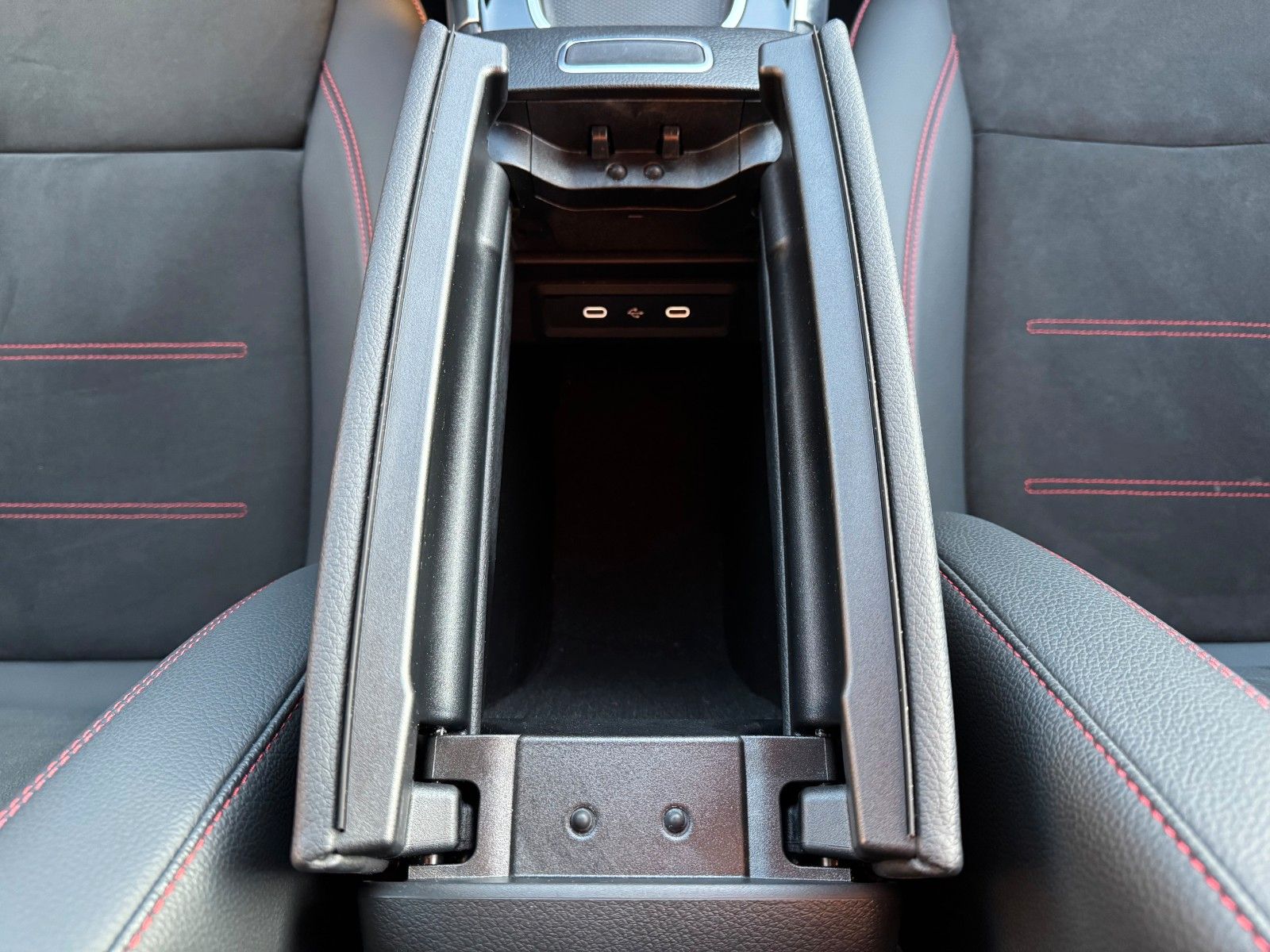 Fahrzeugabbildung Mercedes-Benz B 200 AMG+AHK+Ambiente+RFK+MBUX+Night