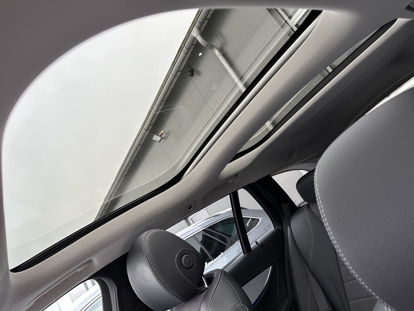 Fahrzeugabbildung Mercedes-Benz E 220d T Avantgarde NAV+LED+AHK+PANO+WIDESCREEN