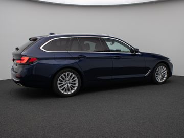 Fahrzeugabbildung BMW 520d xD Luxury Line Kamera HUD DAB HiFi DisplKey