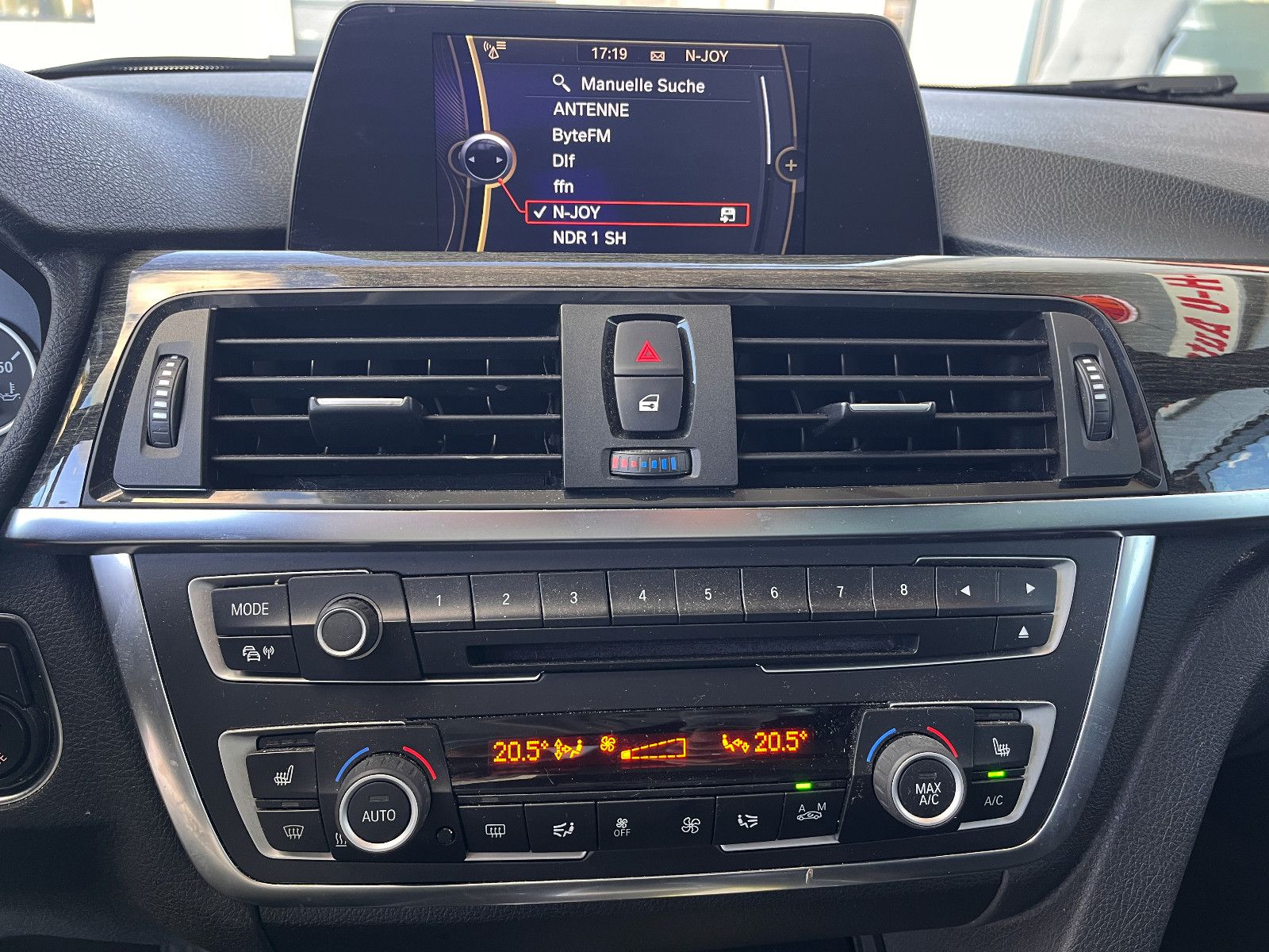 Fahrzeugabbildung BMW 330 Touring 330 d xDrive Automatik/ Panorama