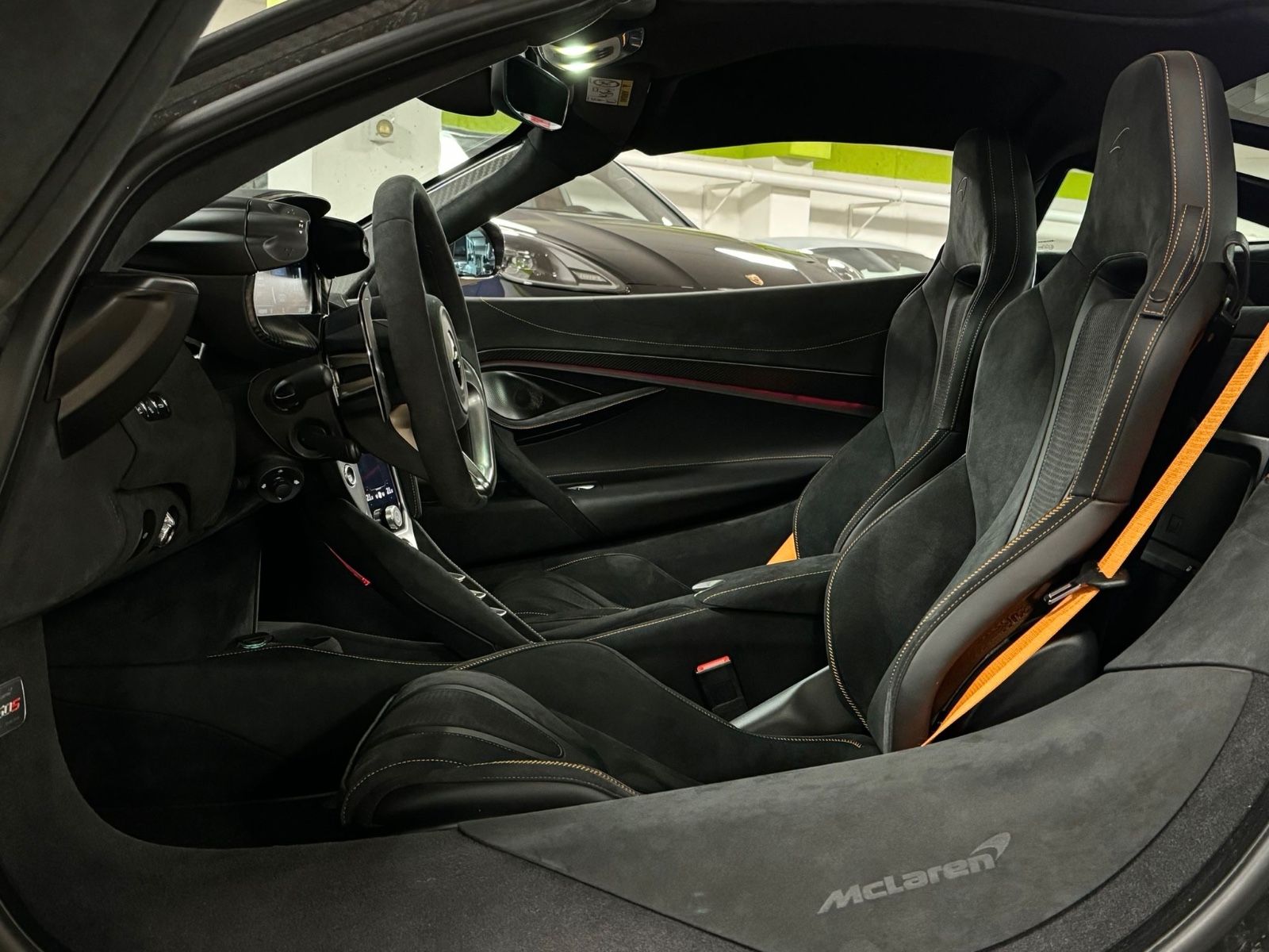 Fahrzeugabbildung McLaren 750S COUPE MY25 CARBON EXT&INT B&W LIFT FULLOPT!