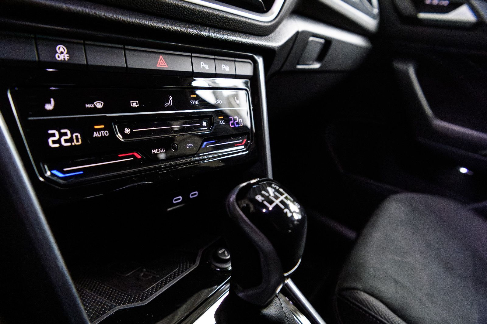 Fahrzeugabbildung Volkswagen T-Roc Style+LED+AHK+ACC+SHZ+GJR+APPCONNECT