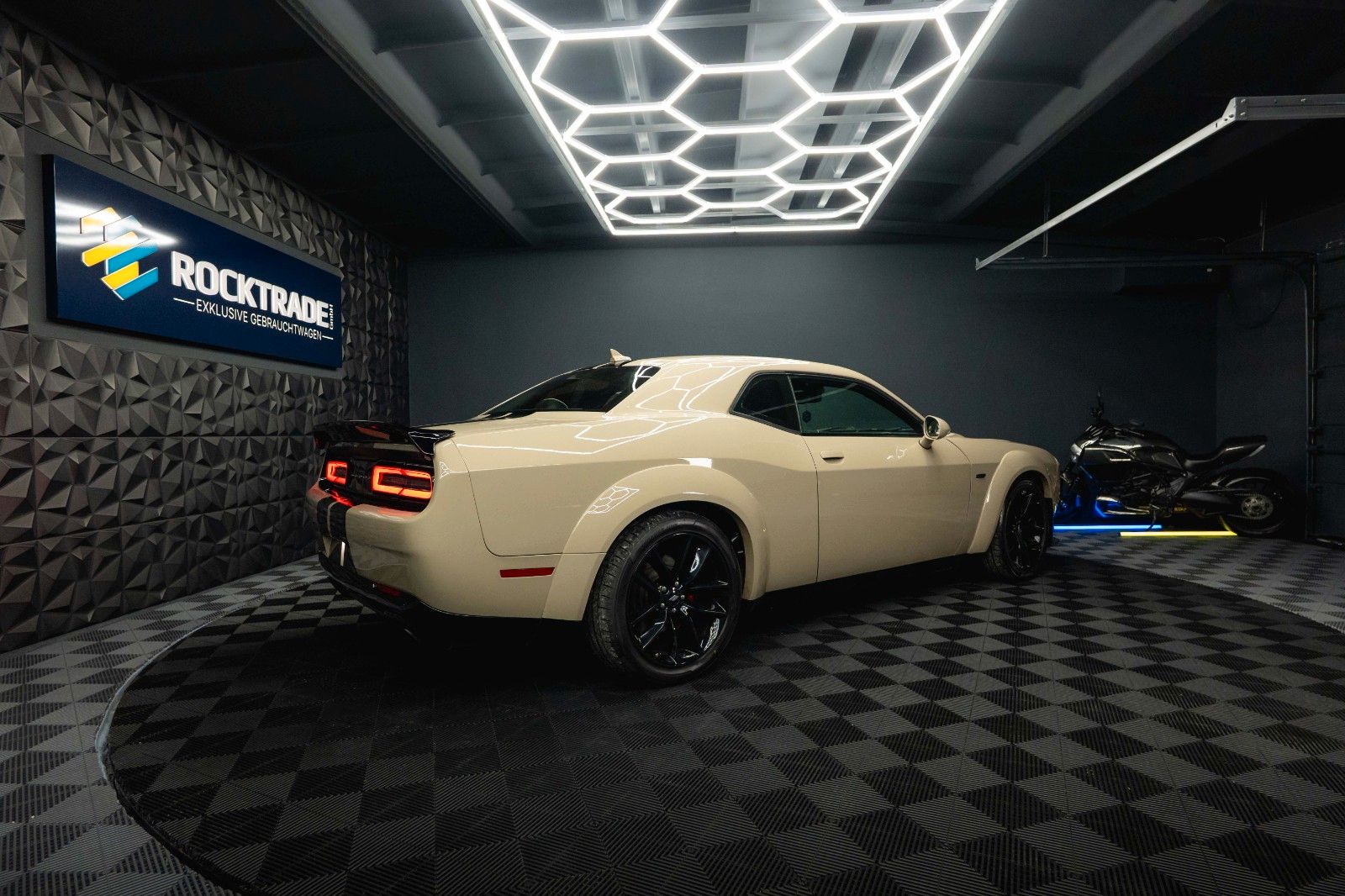 Fahrzeugabbildung Dodge Challenger 6.4 V8 SRT 392 R/T SCAT PACK WIDEBODY