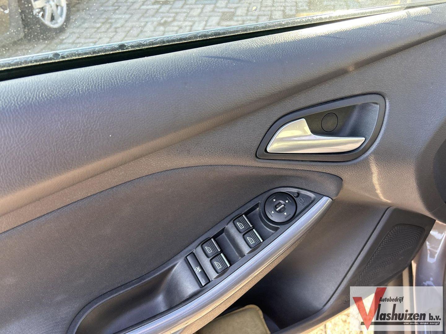 Ford Focus 2012 — photo 9