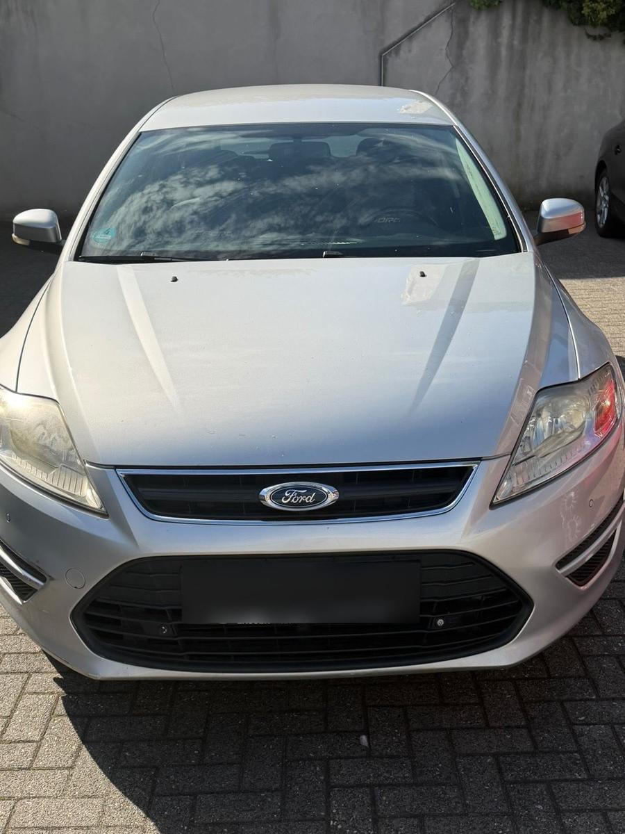 Ford Mondeo 2011 — rear view