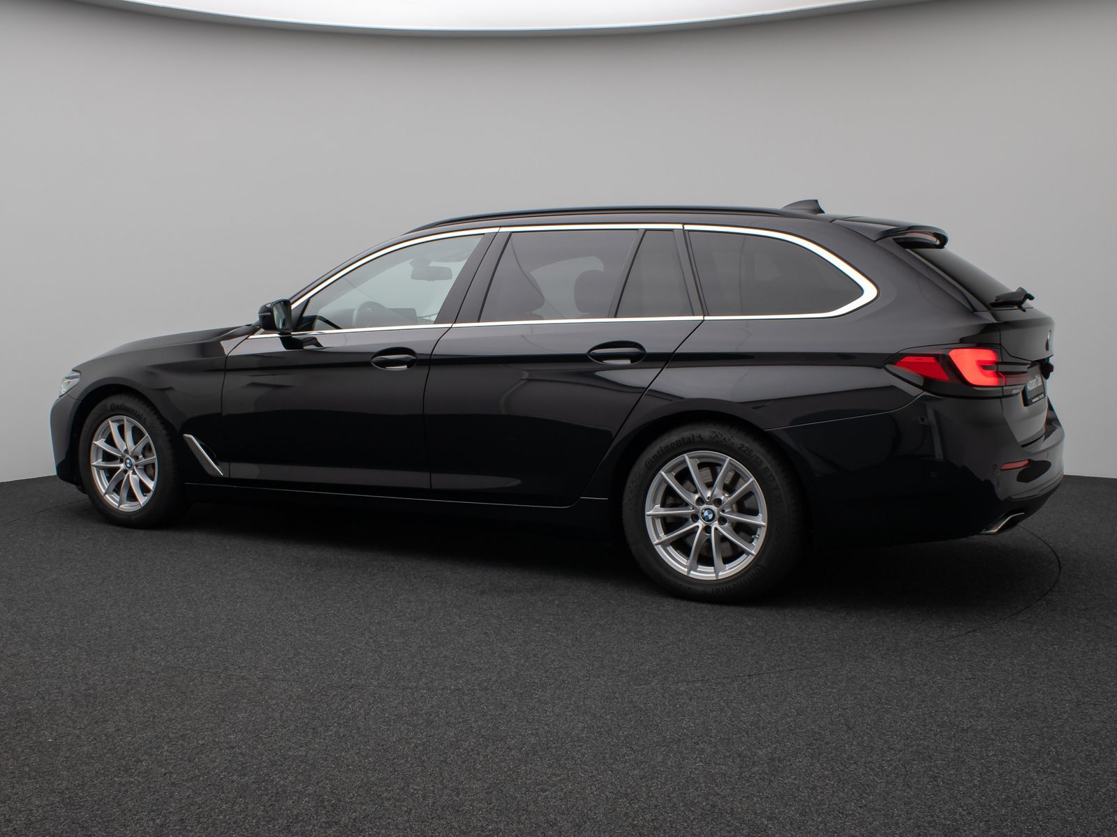 Fahrzeugabbildung BMW 530d  Panorama Kamera Laser HUD DAB HiFi Komfort