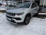 Jeep Compass 1.3 GSE T4 96kW Night Eagle - silberne Jeep Compass