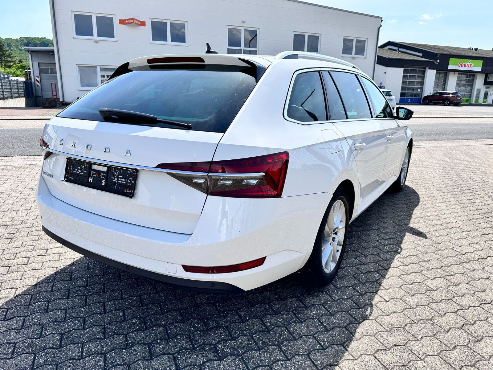 Fahrzeugabbildung SKODA Superb Combi Style / NAVI / GEPFLEGT