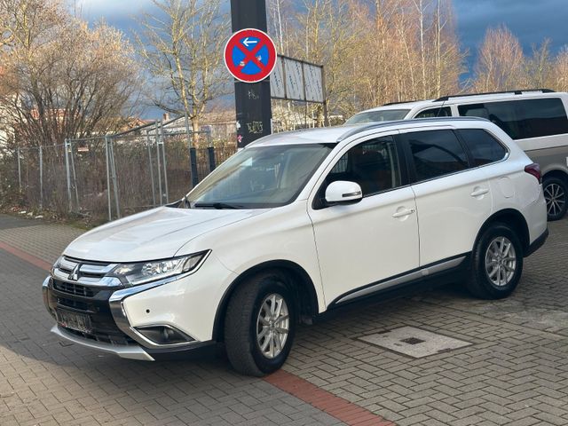 Mitsubishi Outlander Plus 4WD/ 7 Sitzer