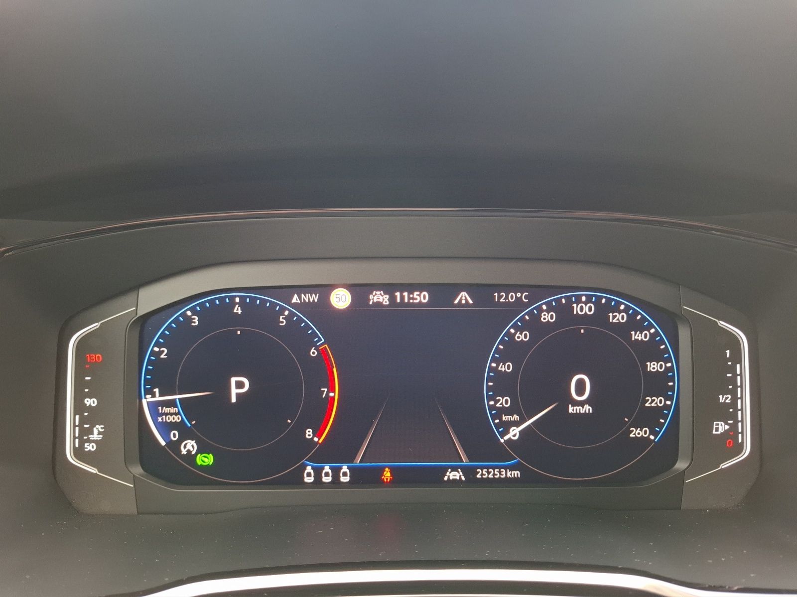 Fahrzeugabbildung Volkswagen Touran TSI Comfortline DSG R-Line LED Navi AID A