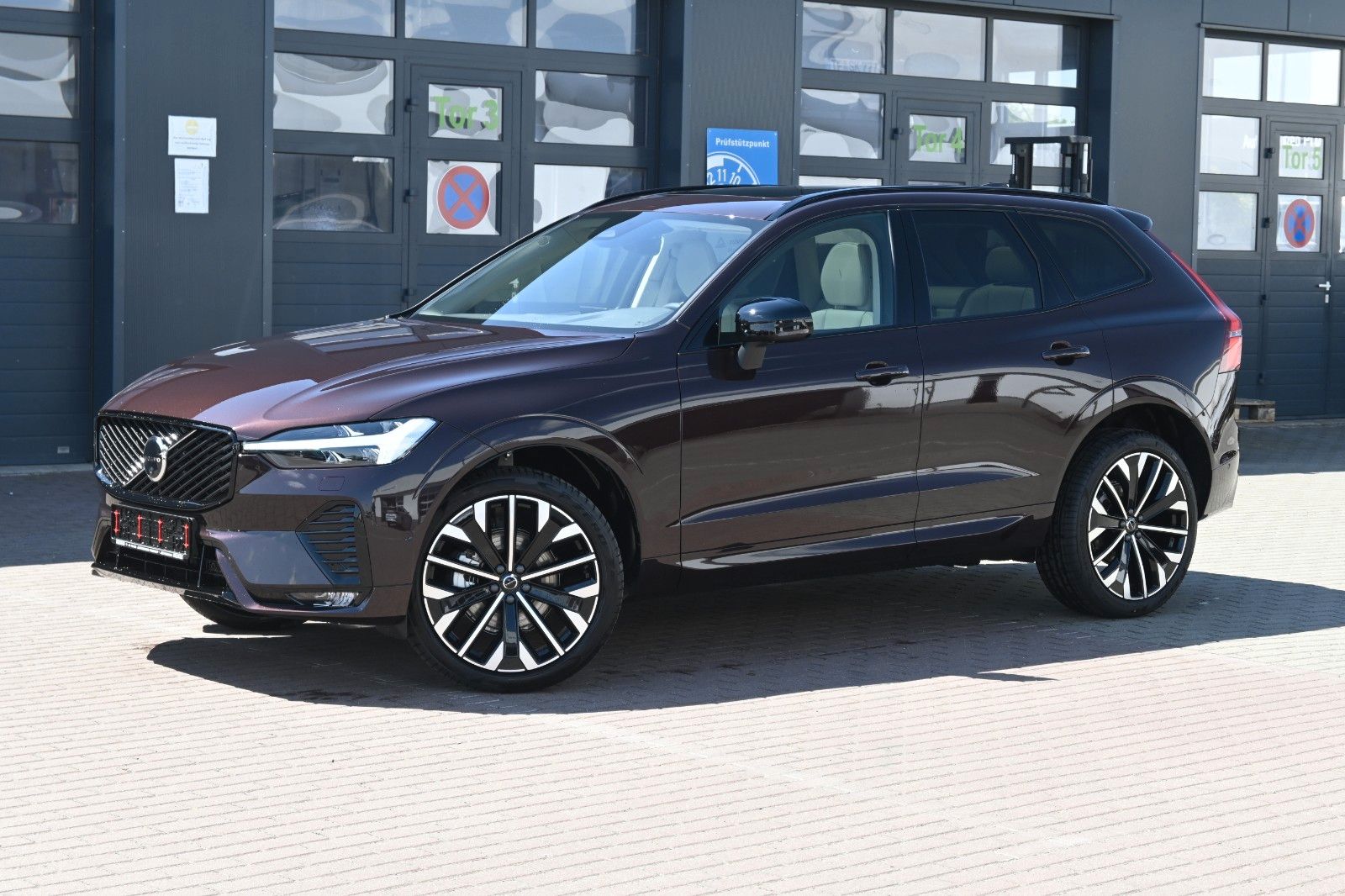 Fahrzeugabbildung Volvo XC60 B5 B AWD Plus Dark*FSHZG*PANO*360°*ACC
