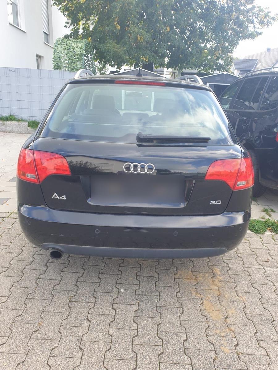 Audi A4 2004 — салон