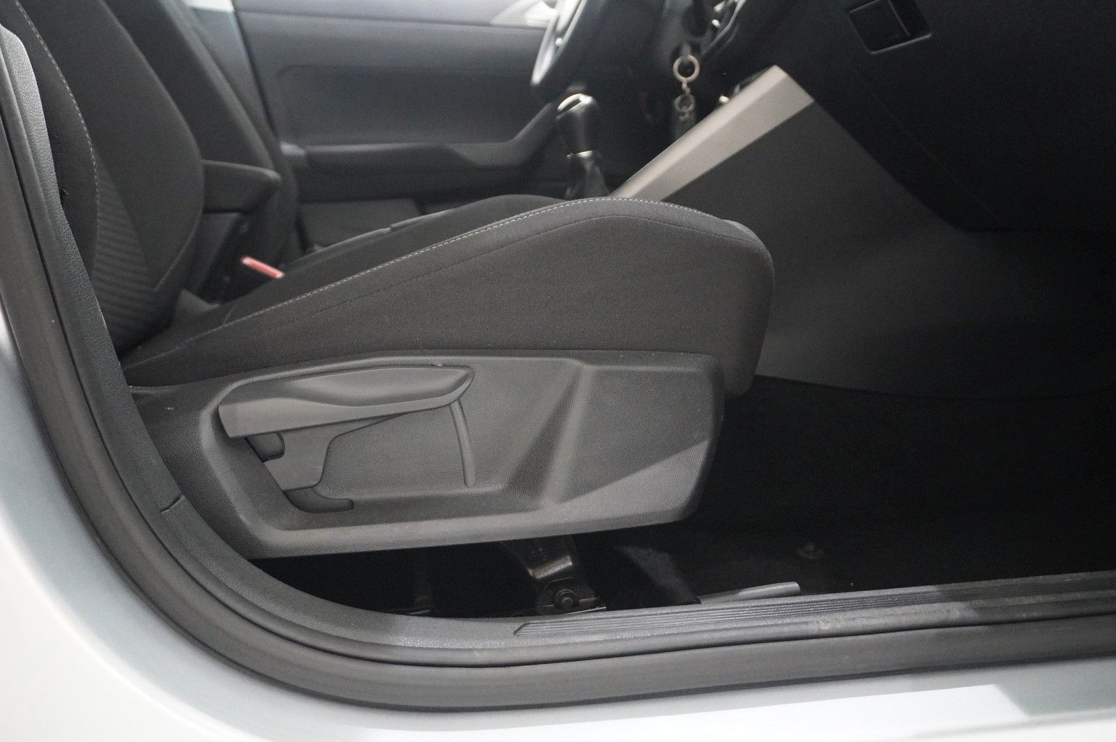 Fahrzeugabbildung Volkswagen Polo VI 1.0 TSI COMFORTLINE LED/KLIMA/SHZ/USB