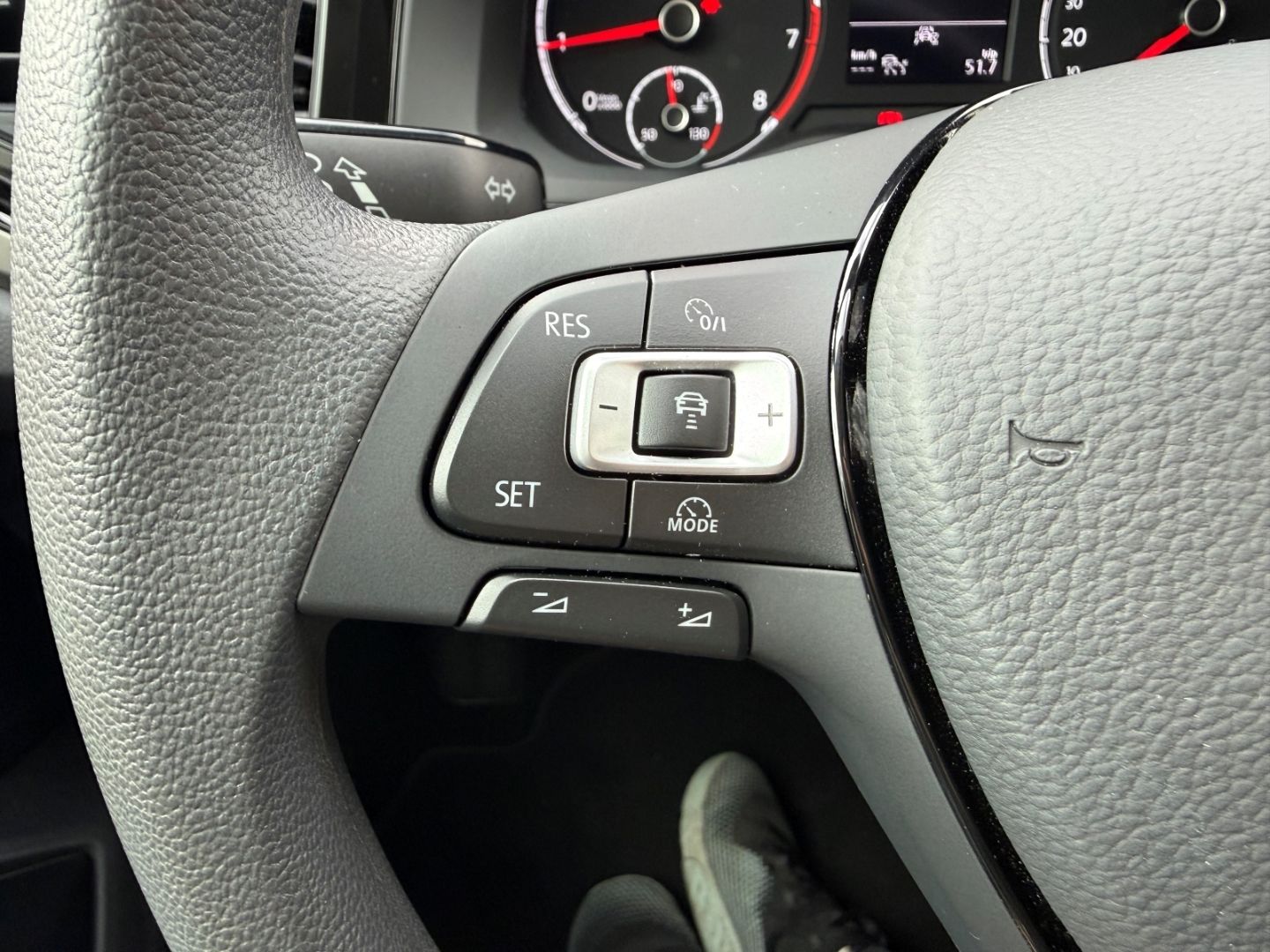 Fahrzeugabbildung Volkswagen Polo VI Comfortline Navi Kurv ACC WLAN DAB SHZ T