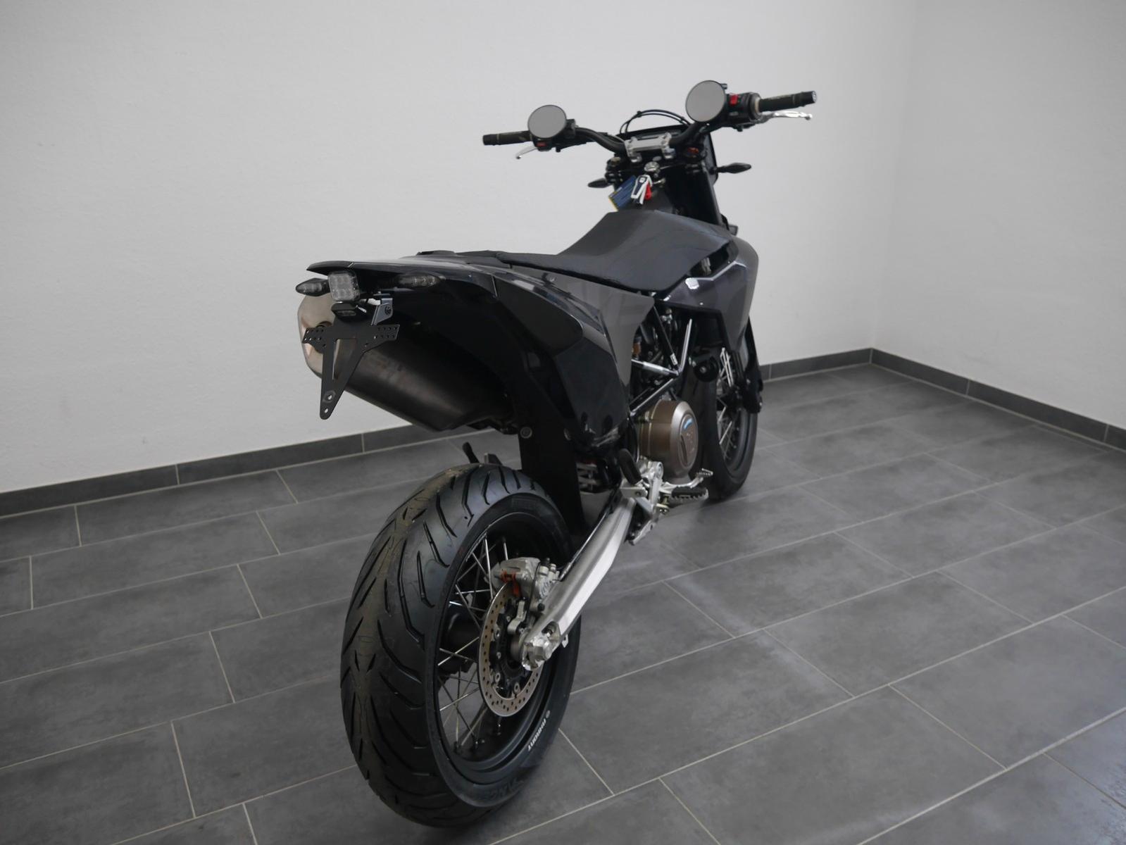 Husqvarna 701 Supermoto // Black // A2 // Extras