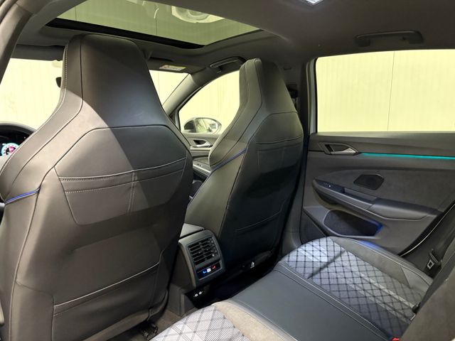 Golf VIII R-Line 2.0 TDI DSG IQ.LIGHT PANO NAVI