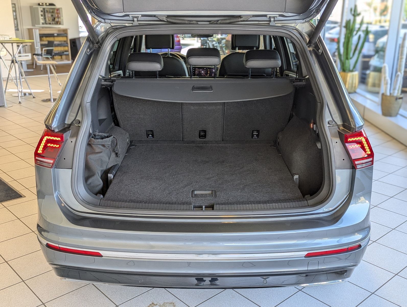 Fahrzeugabbildung Volkswagen Tiguan Allspace TDI DSG 4M 2x R-Line Pano 19 AHK