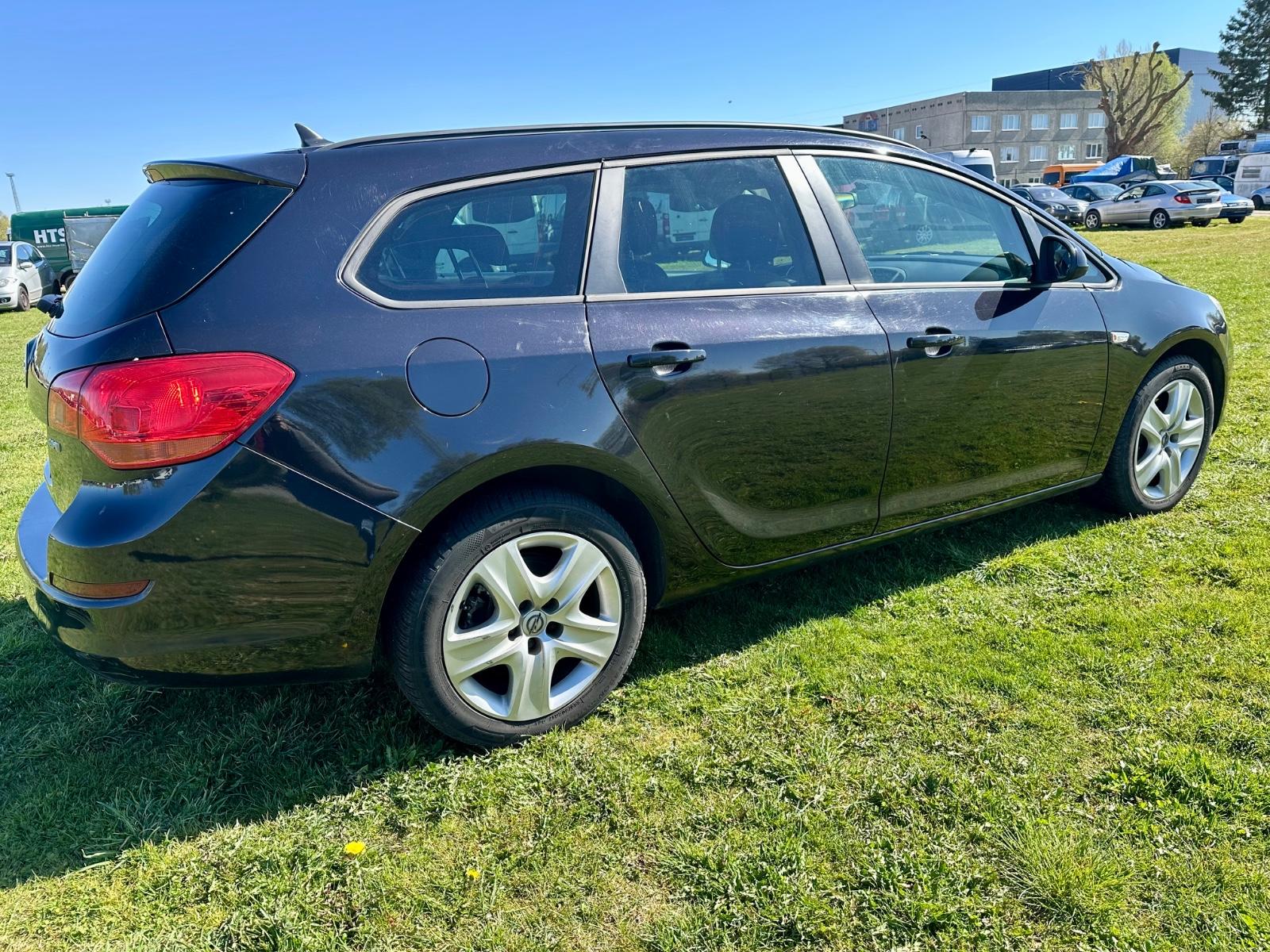 Opel Astra 2011 — interior