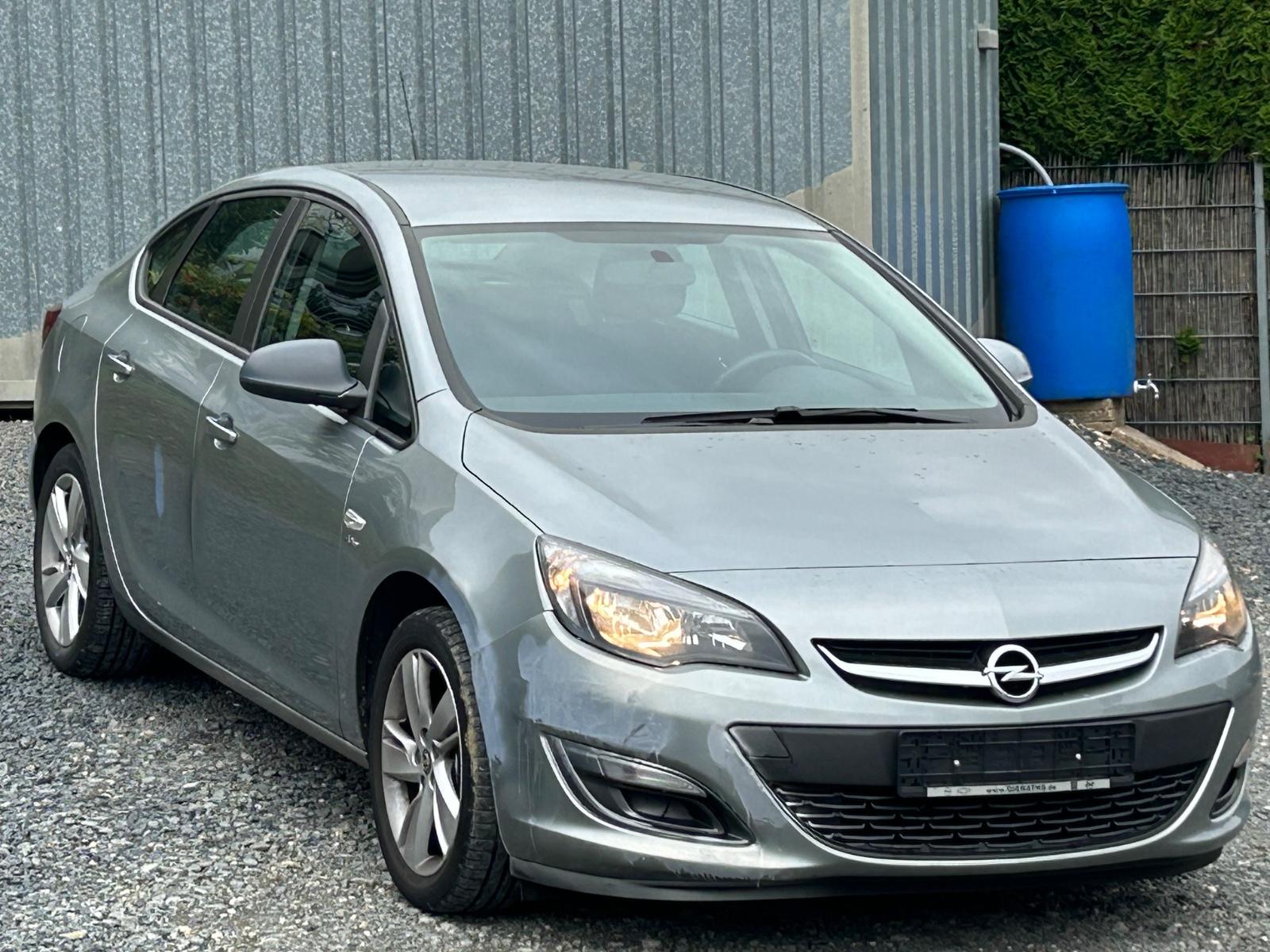 Opel Astra J Lim. 4-trg. Active NUR 32tkm 1.HAND RENT