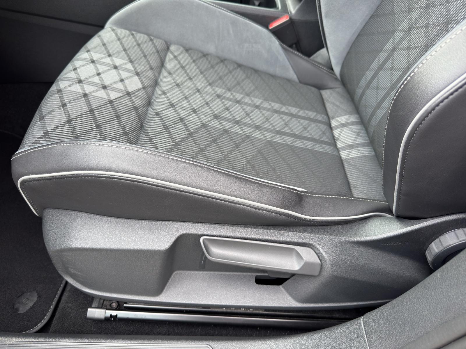 Volkswagen Golf 1.5 eTSI DSG R-Line Navi LED Kamera PDC LM, миниатюра 15