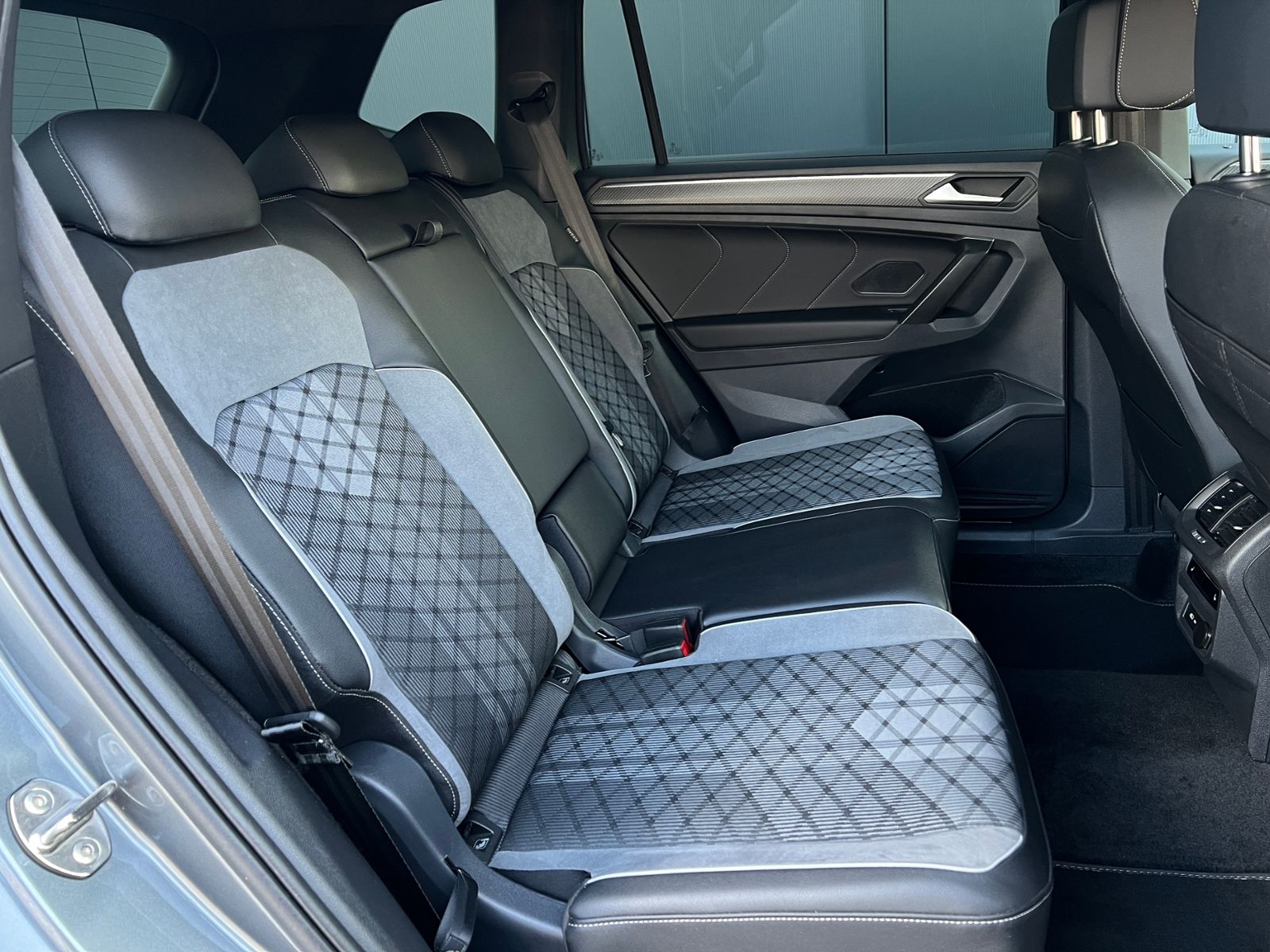 Fahrzeugabbildung Volkswagen Tiguan Allspace R-Line 2.0 TDI DSG 4MOTION *AHK,