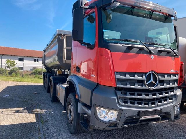 Mercedes-Benz Arocs 1951 mit 3-Achs-Alumulde Schwarzmüller