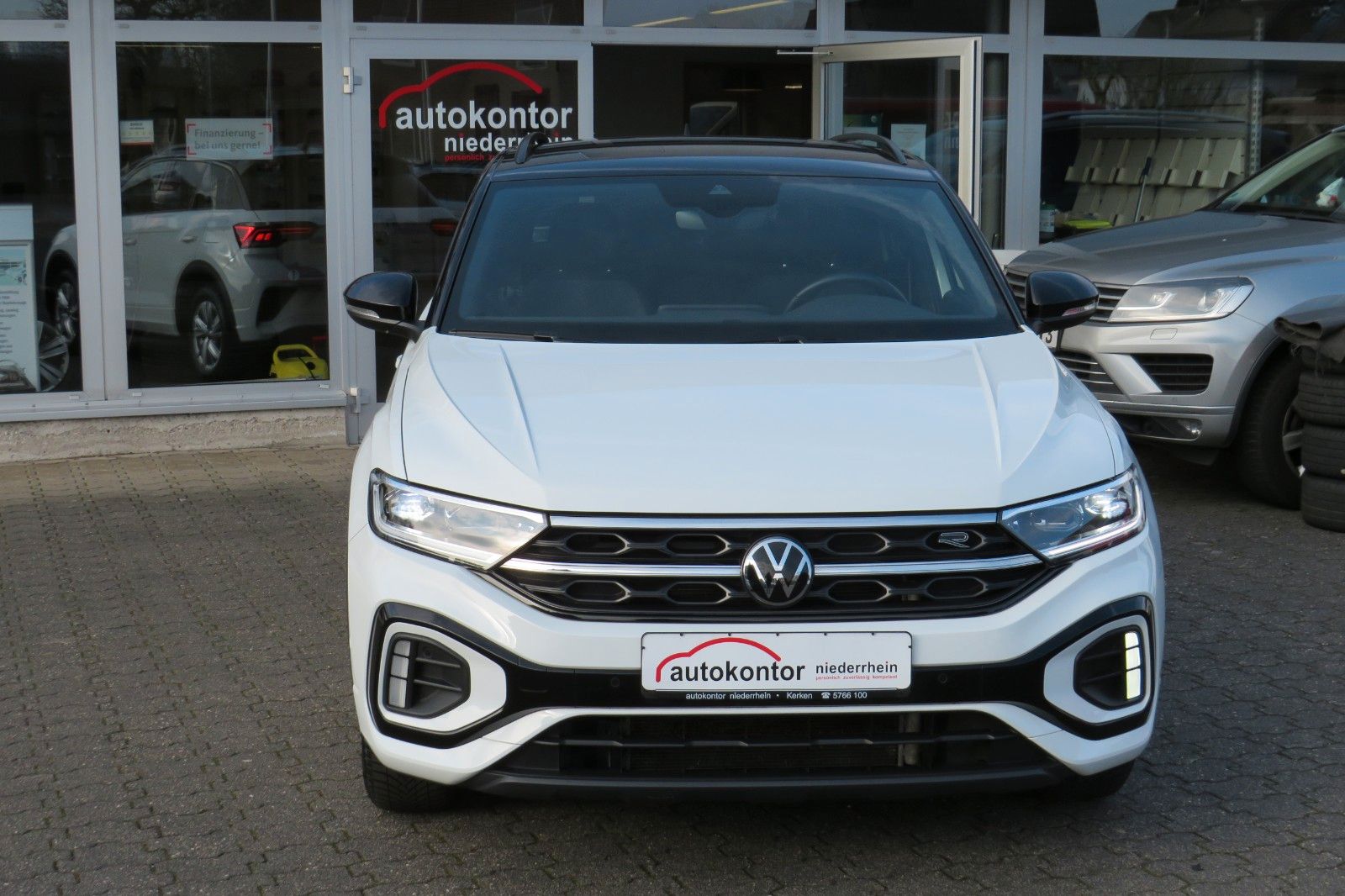 Fahrzeugabbildung Volkswagen T-Roc R-LINE AHK DCC ACC NAVI KAMERA 8-FACH 1.H