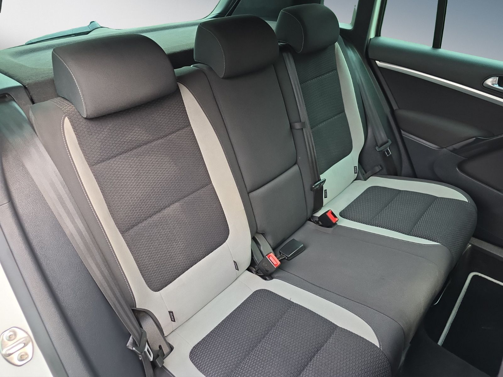 Fahrzeugabbildung Volkswagen Tiguan R-Line+KAMERA+NAVI+TÜV+INSPEKTION NEU ''
