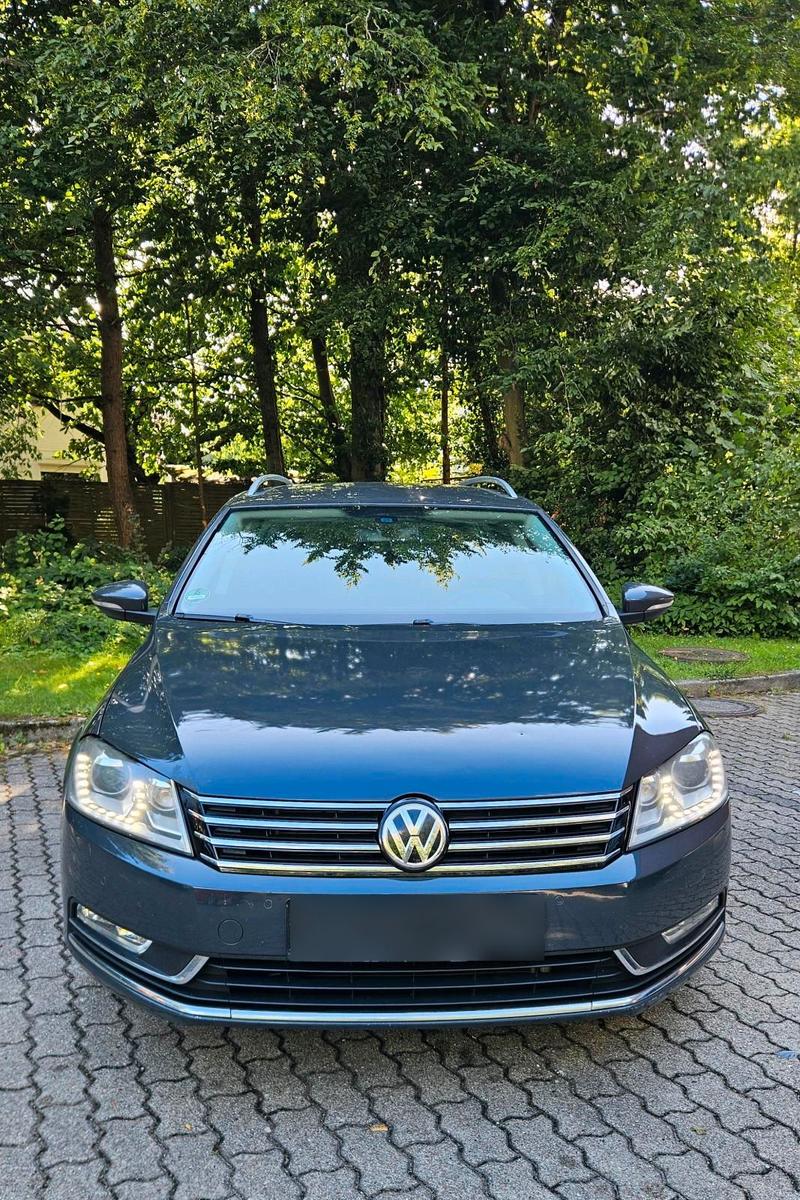 Volkswagen Passat 2012 — rear view