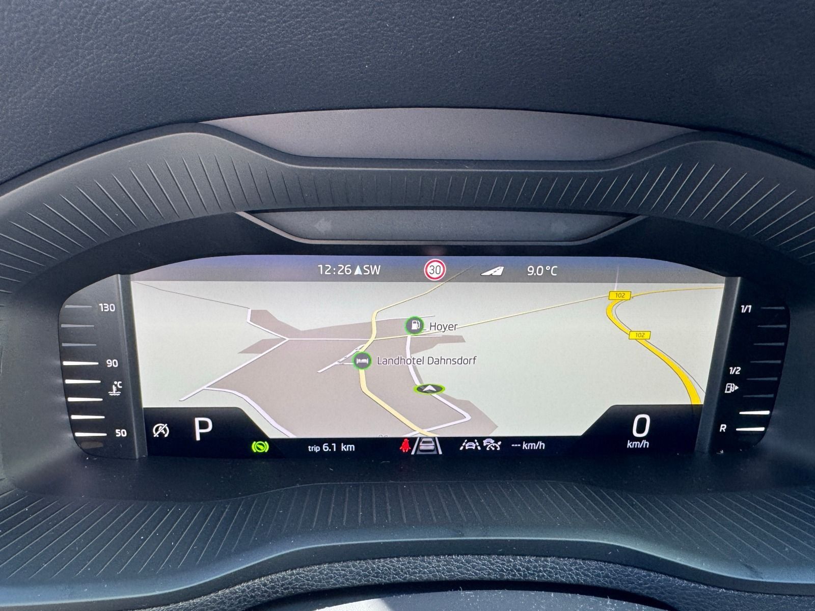 Fahrzeugabbildung SKODA Karoq 1.5 TSI DSG*AHK*RFK*behFro*eHeck*Allwetter