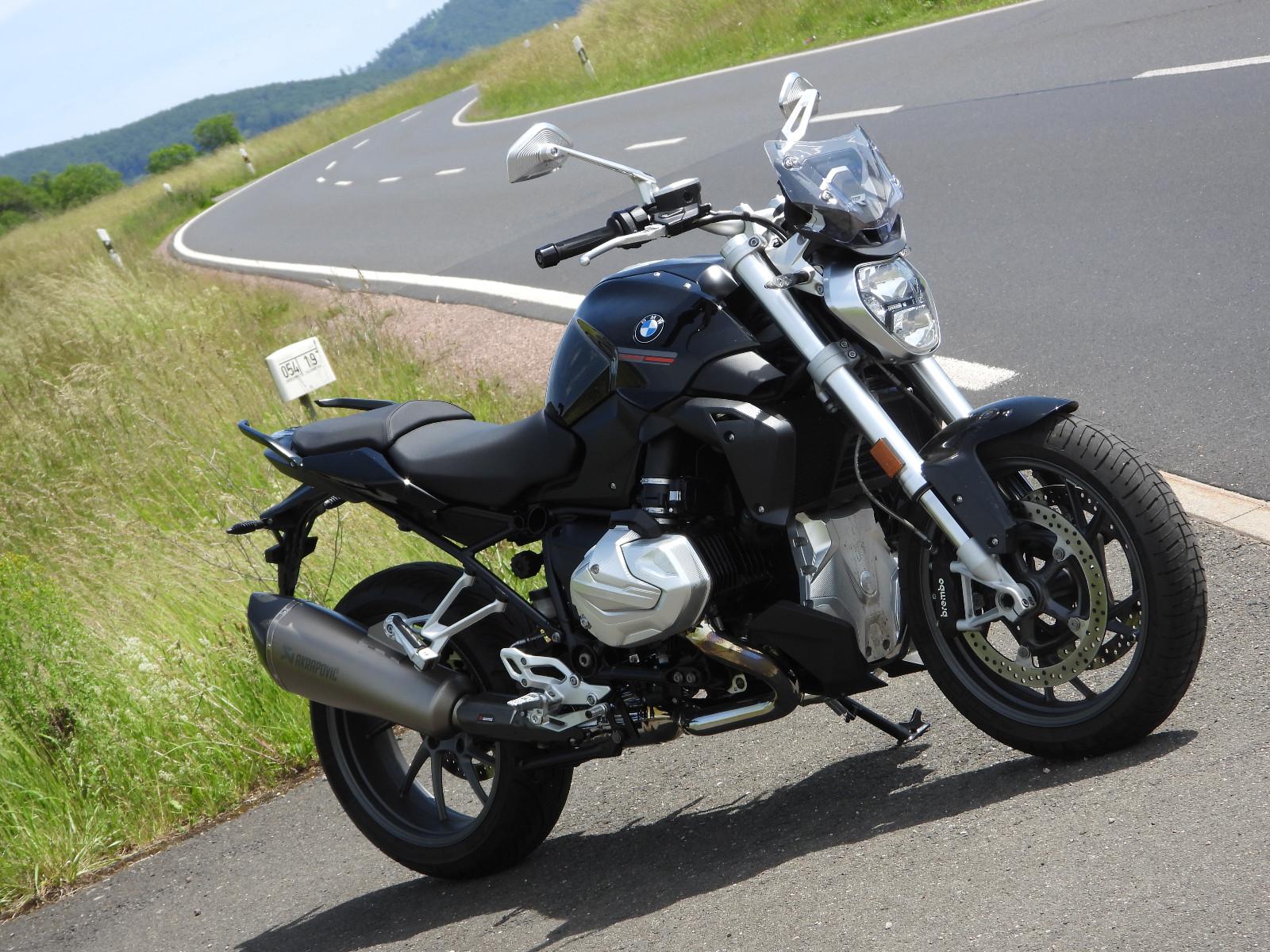 BMW R1250R mit Frästeilpaketen und Akrapovic