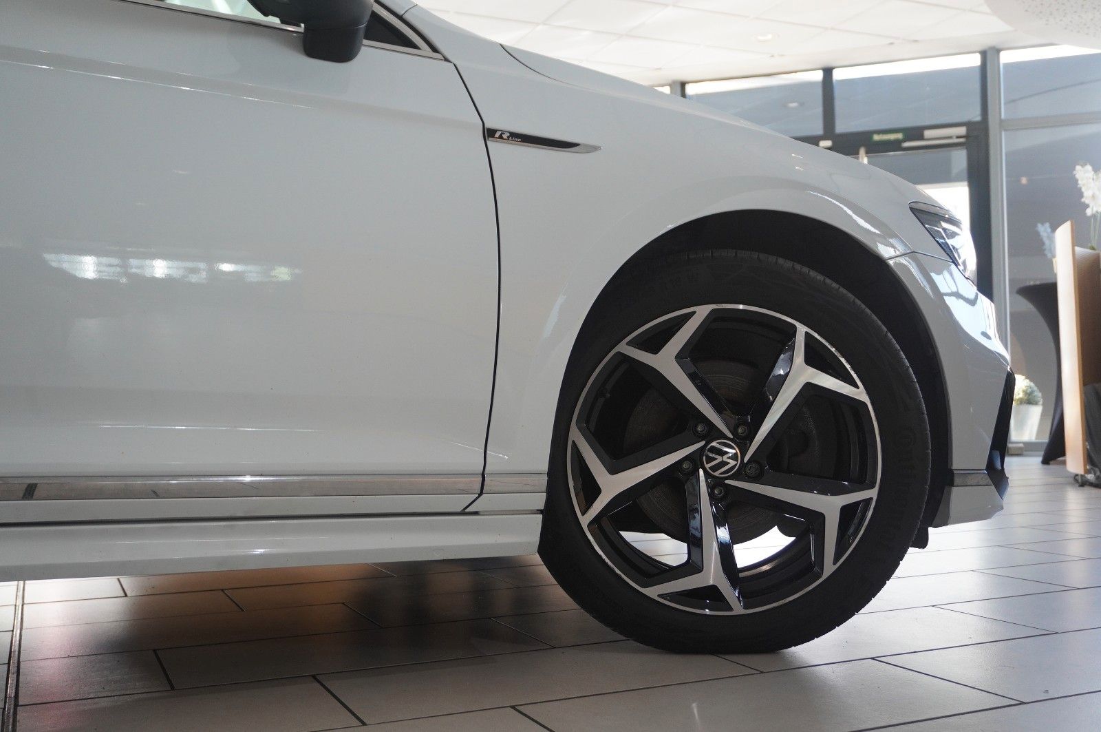 Fahrzeugabbildung Volkswagen Passat Vari. 2.0D R-LINE 4M NAVI/LED/KAMERA/AHK