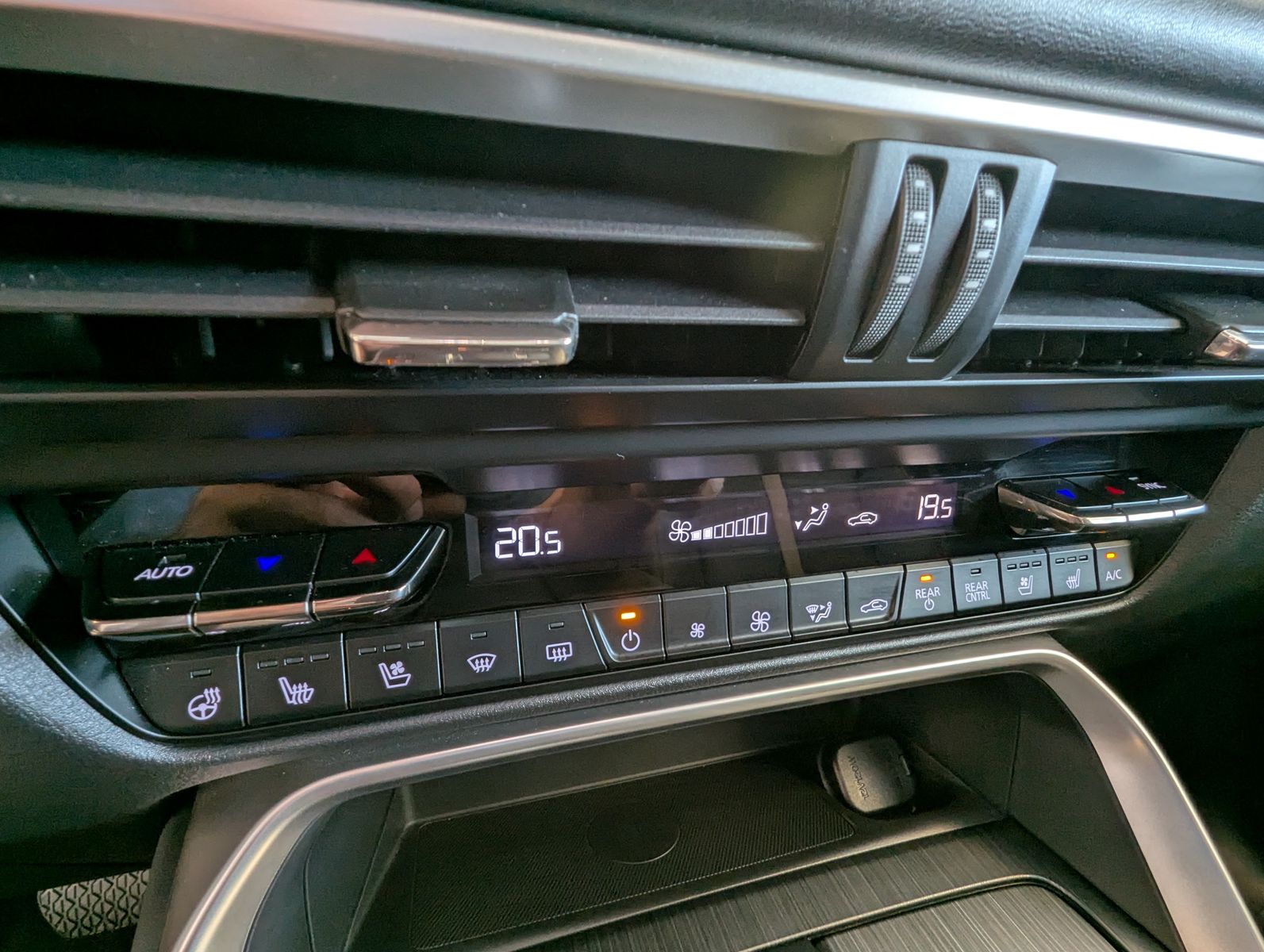 Fahrzeugabbildung Mazda CX-80 3.3L E-SKYACTIV D 254 HOMURA+ 6-Sitze Pano