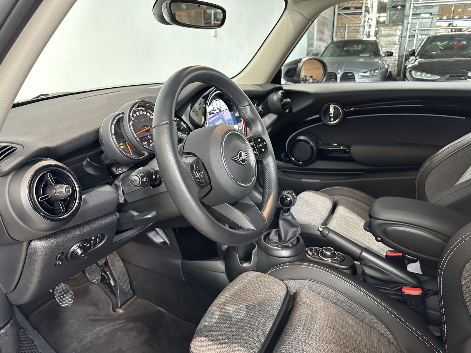 Fahrzeugabbildung MINI Cooper 3-Türer Sportsitze Ambientes Licht