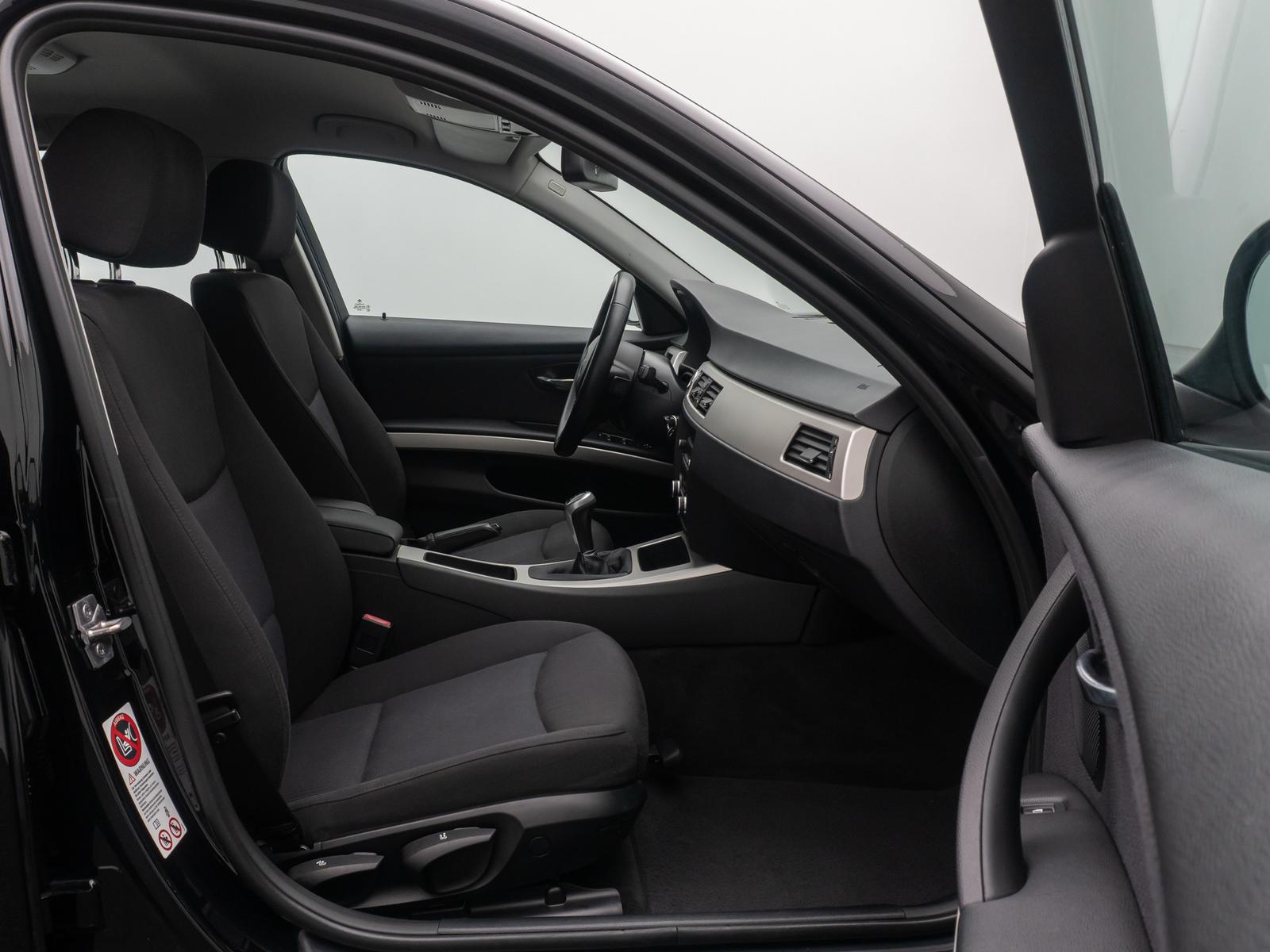 BMW 318 2012 — photo 24