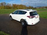 Toyota RAV 4 RAV4 ALLRAD Klima ALU PDC SH eFH - Toyota RAV 4 mit Benzin-Antrieb: Geländewagen