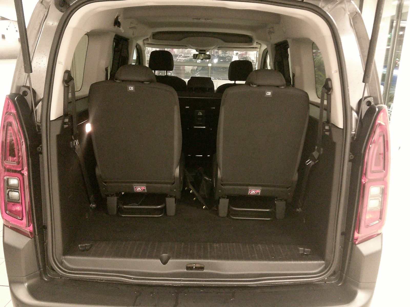 Fahrzeugabbildung Citroën Berlingo Feel XL / 7 Sitze / KLIMA / NAVI