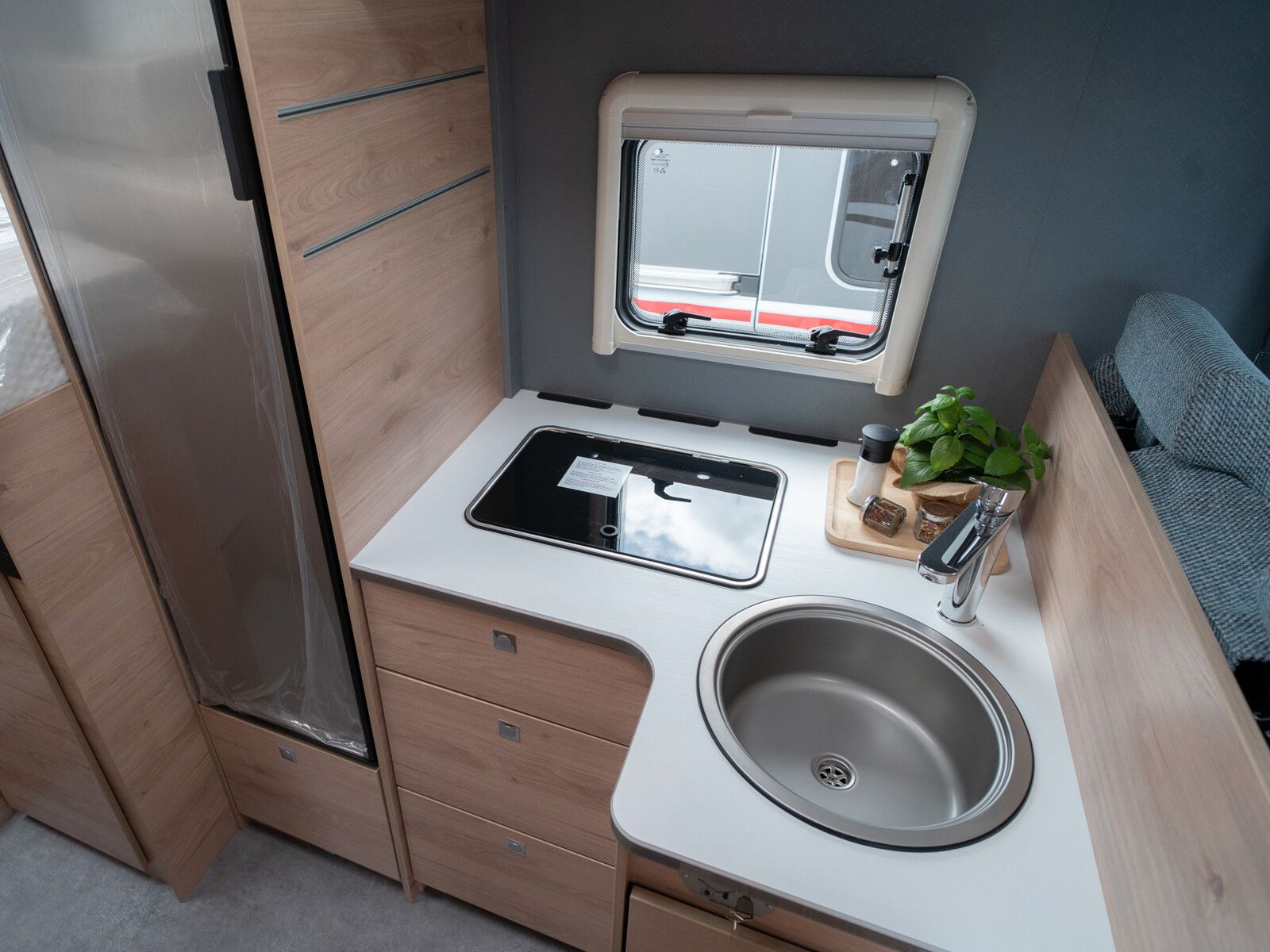 Fahrzeugabbildung Dethleffs Just Camp T 6812 EB Hubbett, Lithium, Rahmenfen.