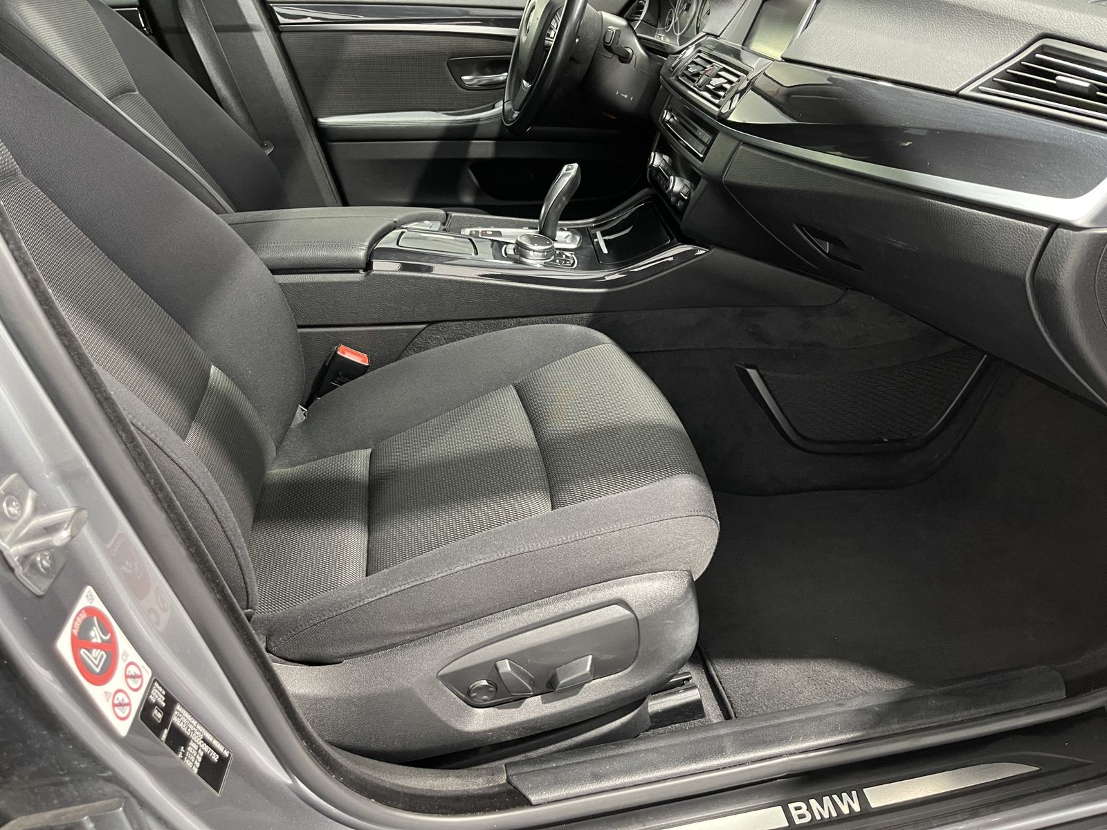 Fahrzeugabbildung BMW 520 d xDrive*LED*Navi*Klima*SHZ*PDC*Pano*