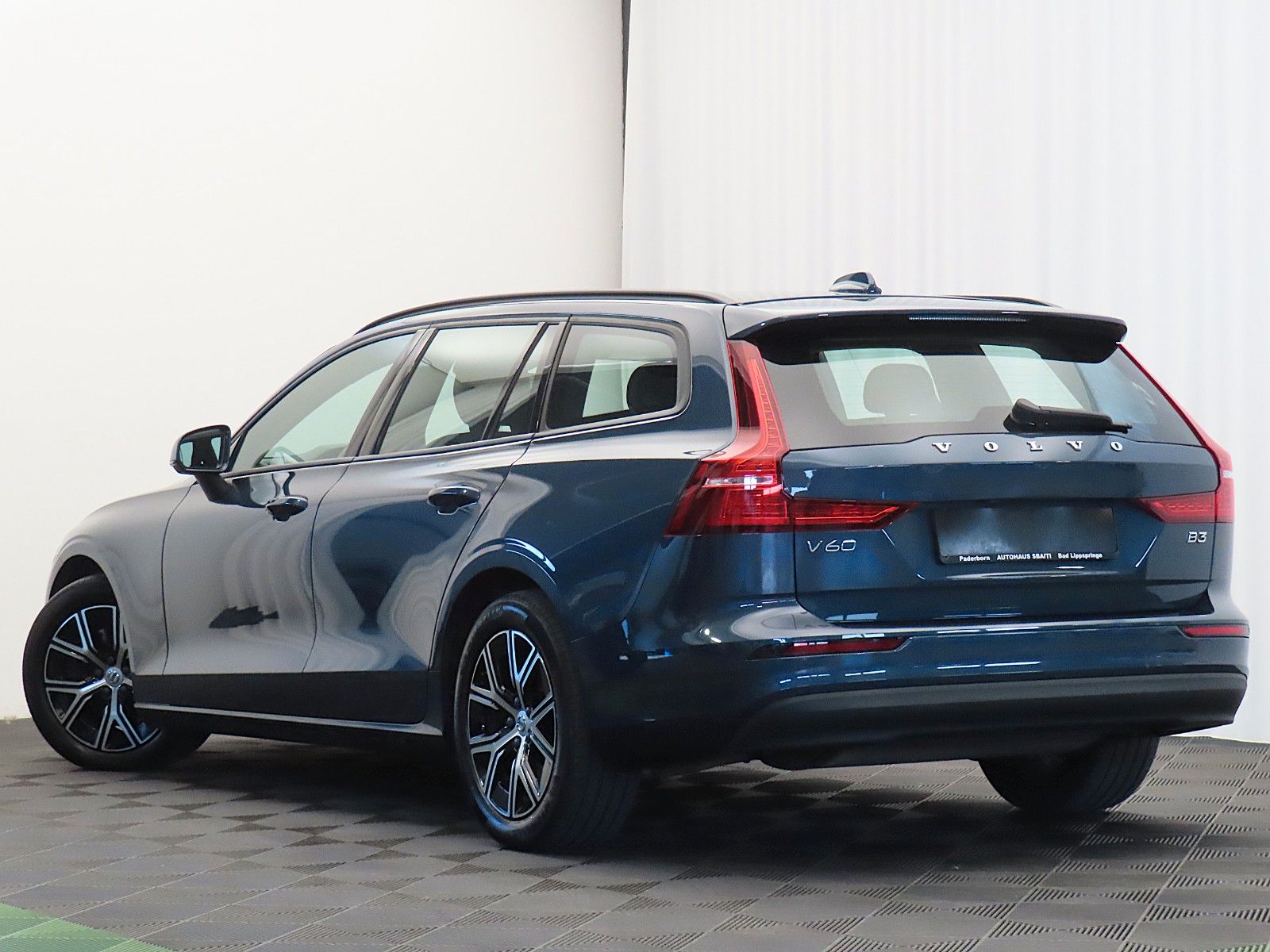 Volvo V60 Kombi Essential Automatik *1.Hand,inkl.MwSt* imagem 2